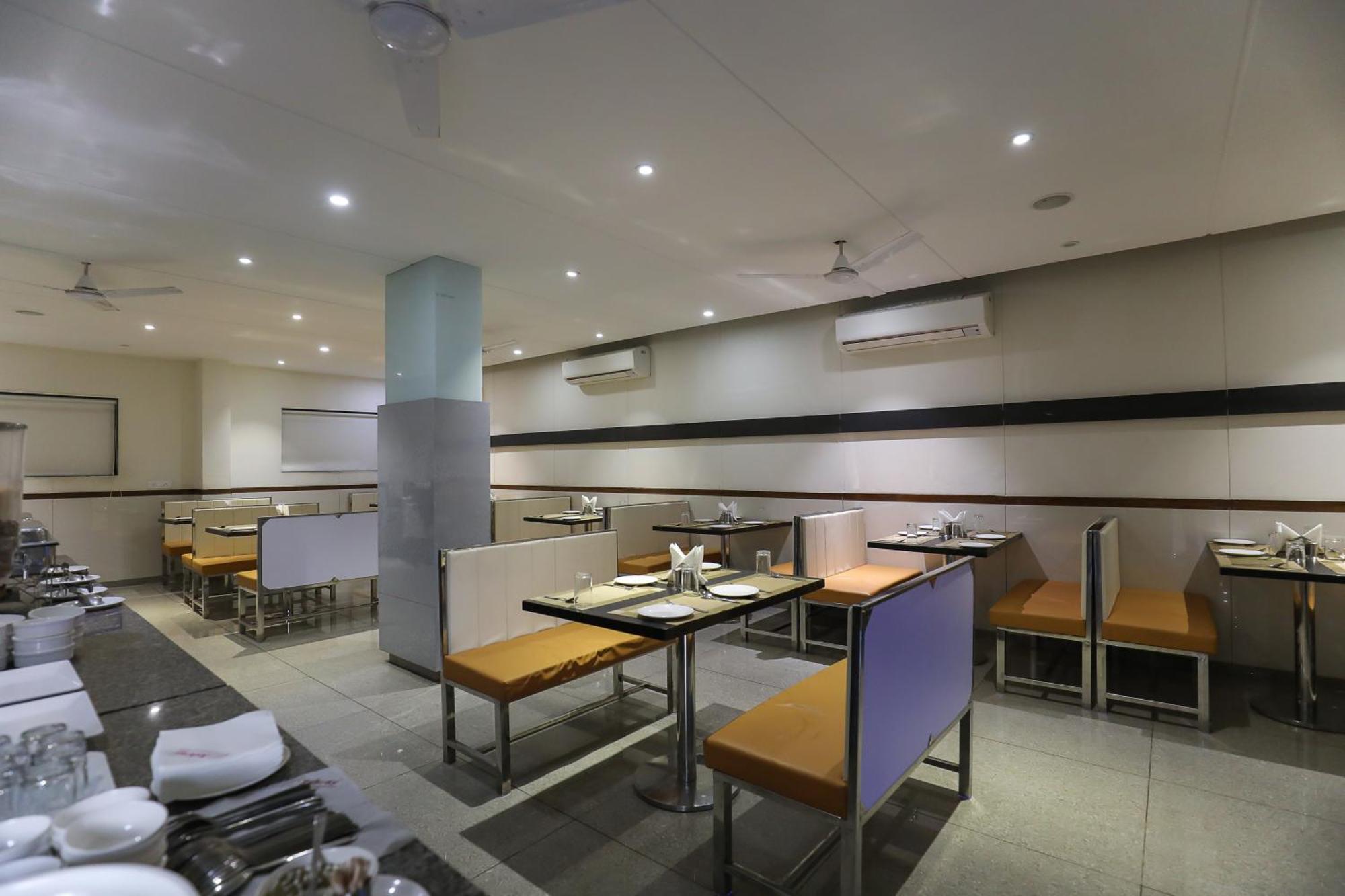 Hotel Ashray Inn Express Ахмедабад Екстериор снимка
