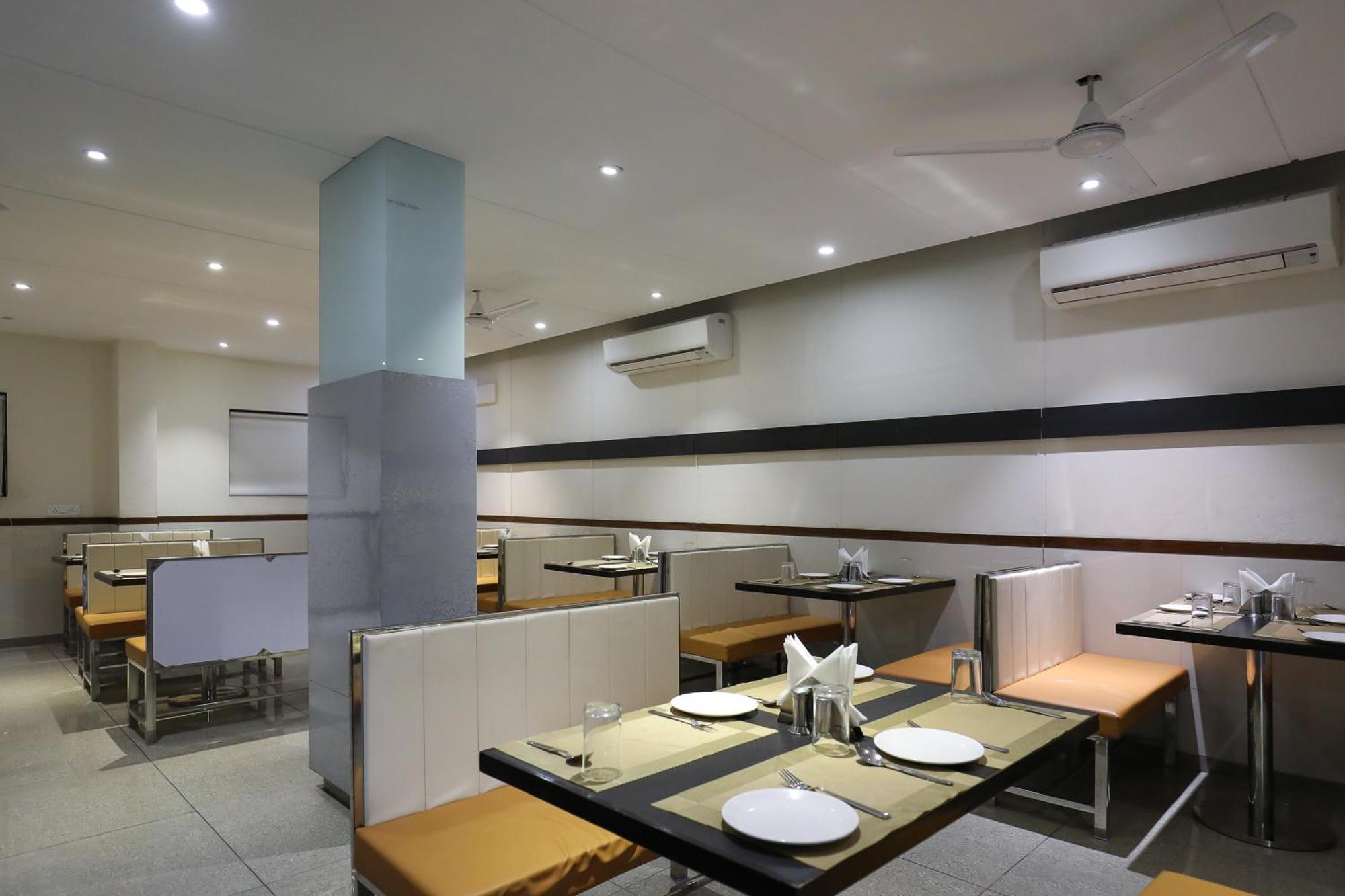 Hotel Ashray Inn Express Ахмедабад Екстериор снимка