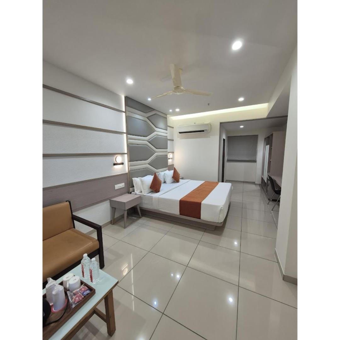 Hotel Ashray Inn Express Ахмедабад Екстериор снимка