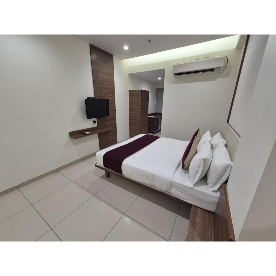 Hotel Ashray Inn Express Ахмедабад Екстериор снимка