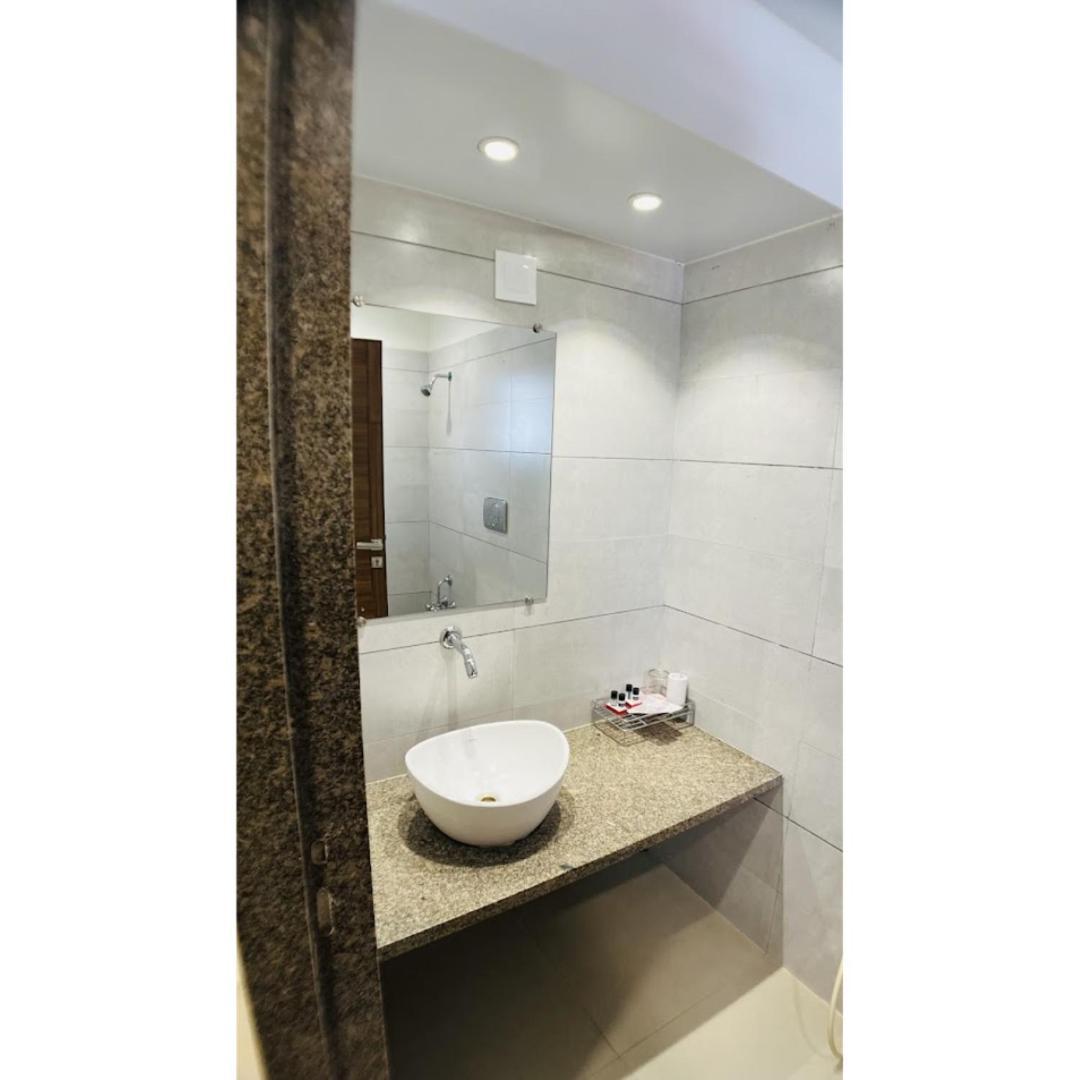 Hotel Ashray Inn Express Ахмедабад Екстериор снимка