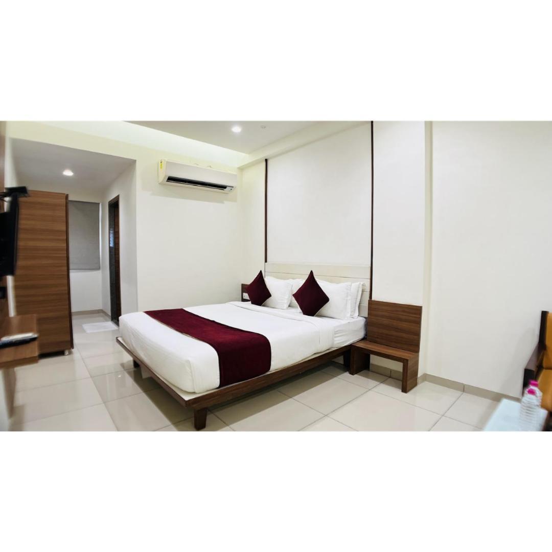 Hotel Ashray Inn Express Ахмедабад Екстериор снимка