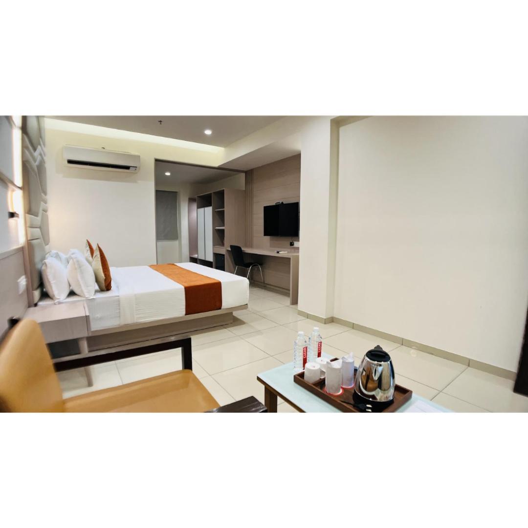 Hotel Ashray Inn Express Ахмедабад Екстериор снимка