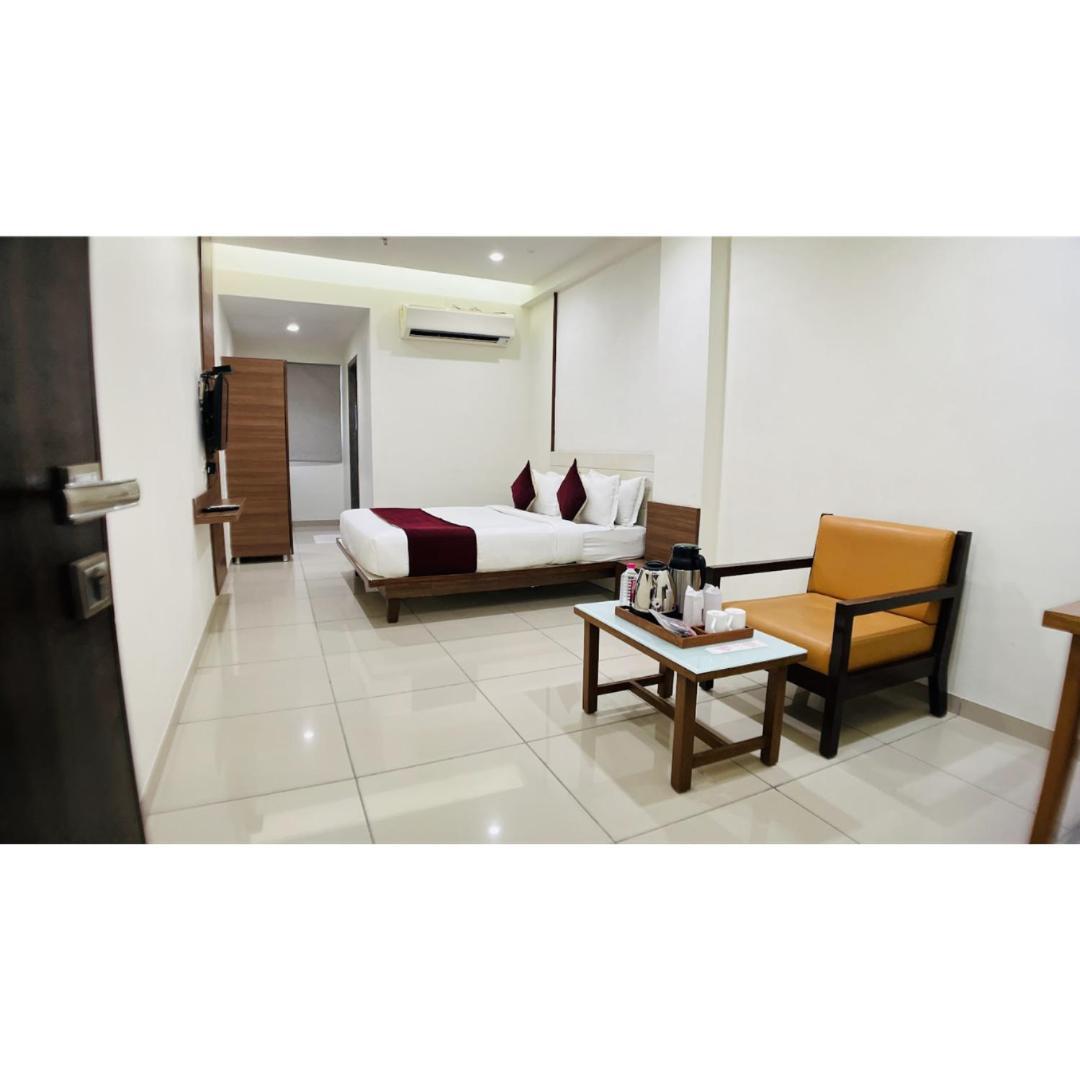 Hotel Ashray Inn Express Ахмедабад Екстериор снимка