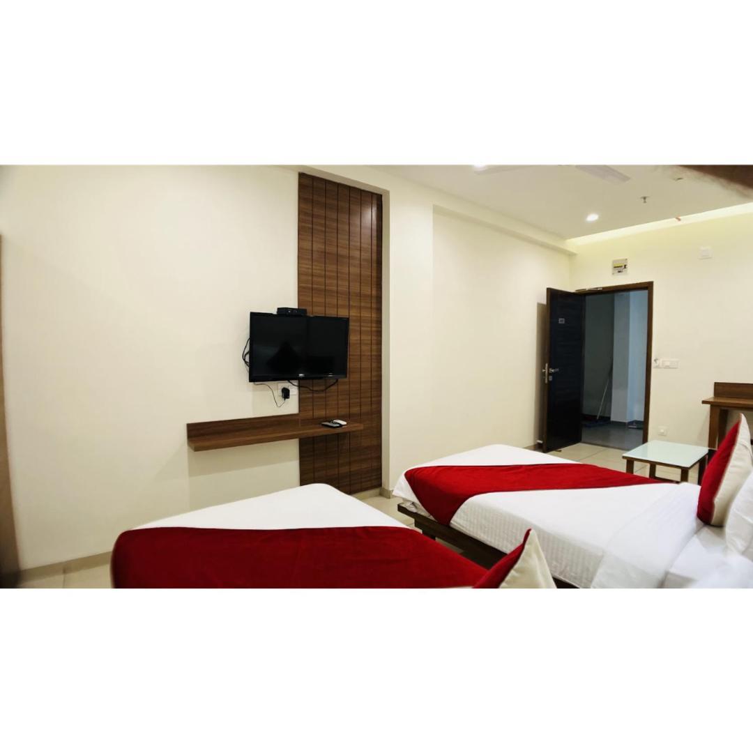 Hotel Ashray Inn Express Ахмедабад Екстериор снимка
