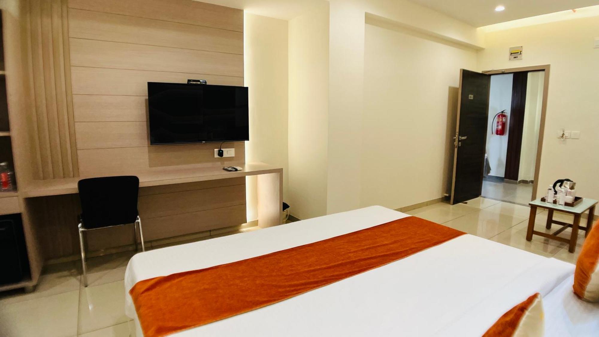 Hotel Ashray Inn Express Ахмедабад Екстериор снимка