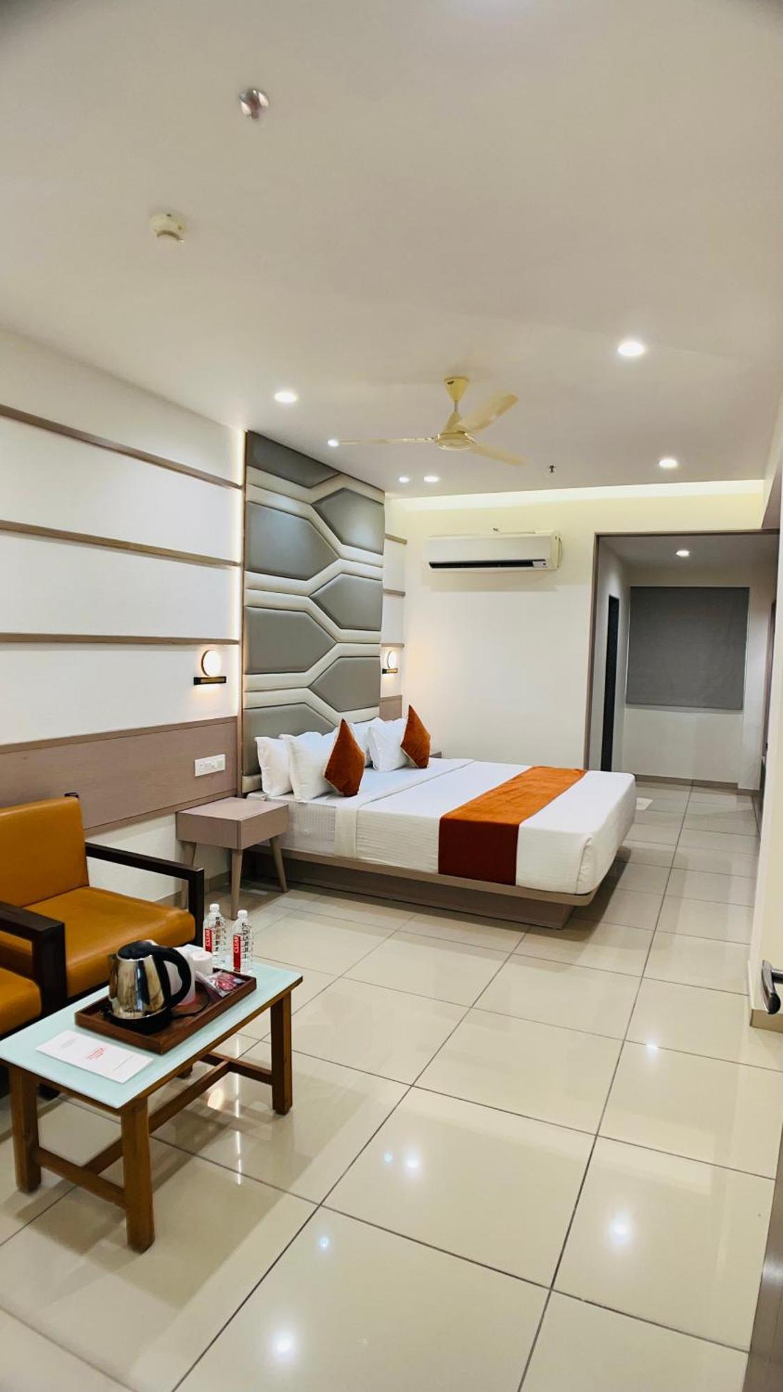 Hotel Ashray Inn Express Ахмедабад Екстериор снимка
