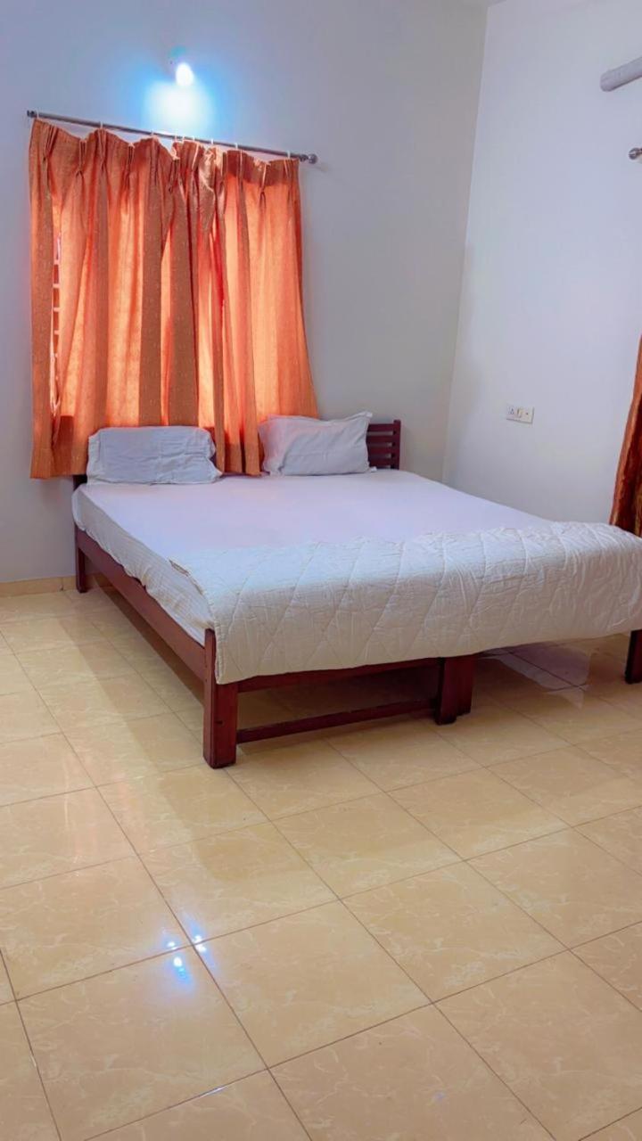 Hotel Ashray Inn Express Ахмедабад Екстериор снимка