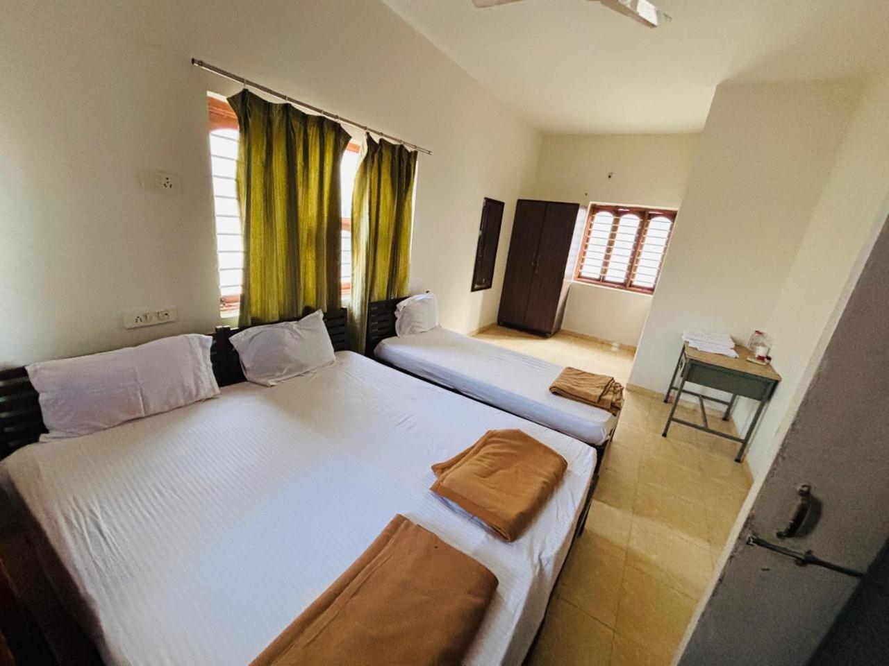 Hotel Ashray Inn Express Ахмедабад Екстериор снимка